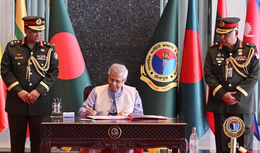 শান্তিপূর্ণ নির্বাচন আয়োজনে সামরিক বাহিনী ও পুলিশের সহায়তা চাইলেন প্রধান উপদেষ্টা